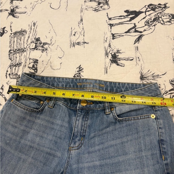 Frayed Hem Capri Jeans - Picture 6 of 8